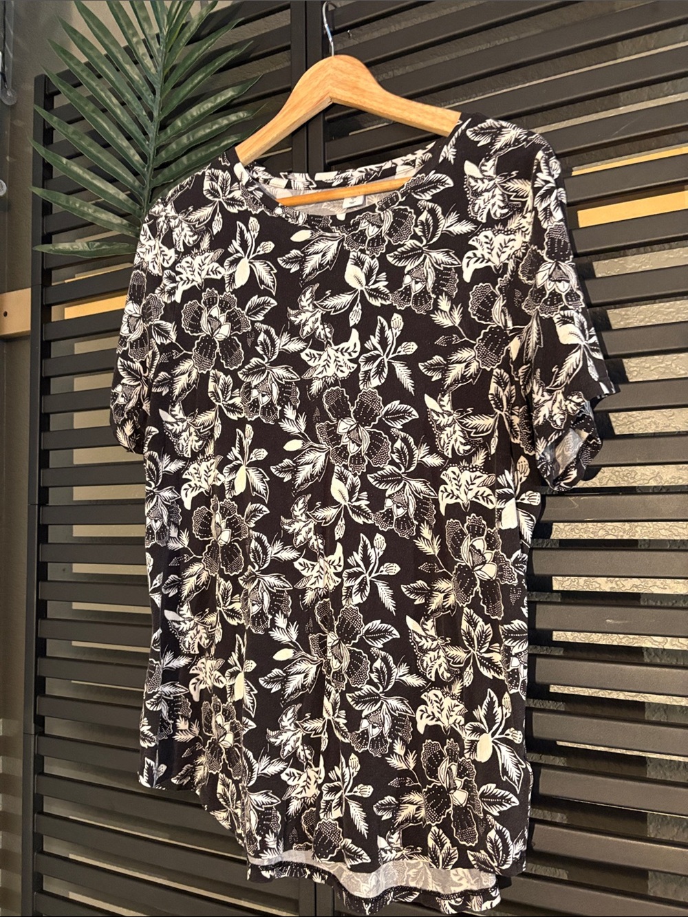 Old Navy Black and White Floral Short Sleeve Tee